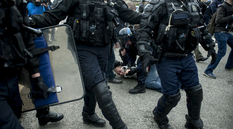 A Csalagútnál többször is
összecsaptak a migránsok és a rendőrök /Fotó: AFP