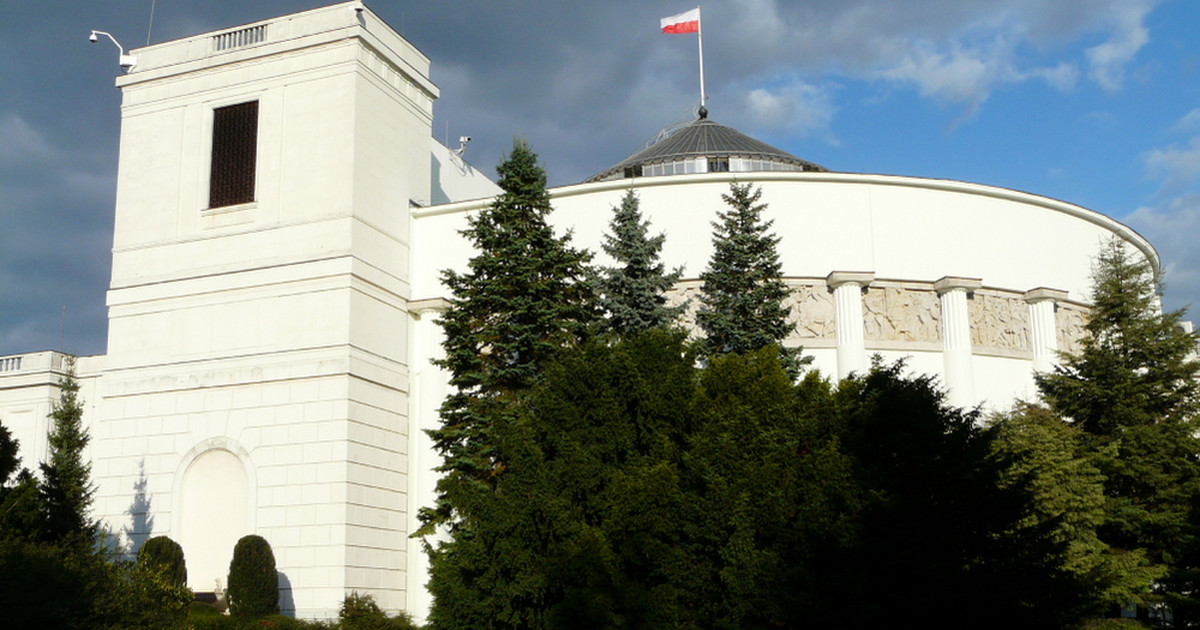 Groził, że w Sejmie "wybuchnie bomba". Polityk zatrzymany, sprawę przejmuje prokuratura