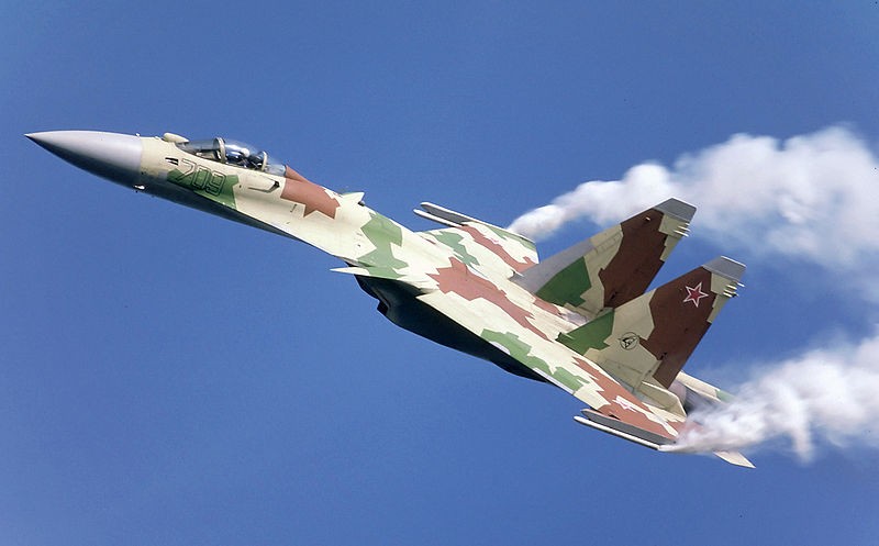 <strong>Su-35</strong>
<br></br>
Su-35 to myśliwiec wielozadaniowy, który powstał w ramach rosyjskiego programu zastąpienia wysłużonego modelu Su-27. Radzieccy konstruktorzy otrzymali polecenie, by zbudować maszynę, która będzie w stanie walczyć z amerykańskim myśliwcem przewagi powietrznej F-15 Eagle. 
<br></br>
Według rosyjskiego producenta myśliwiec Su-35 ustępuje obecnie jedynie supernowoczesnemu F-22 Raptor, którego Amerykanie nie oferują w sprzedaży innym państwom. Najnowsza wersja Su-35 weszła do seryjnej produkcji w 2014 roku. Siły powietrzne Rosji zamówiły jak dotąd 48 egzemplarzy, które mają być dostarczone jeszcze w bieżącym roku. Samolot ma 12 węzłów uzbrojenia, do których można podwiesić broń różnego typu o łącznej masie 8 ton. W stanie bojowym Su-35 wyposażony jest m.in. w bomby naprowadzane laserowo oraz kierowane pociski rakietowe typu powietrze-powietrze.
<br></br>
fot. Rob Schleiffert (Su-35) [CC BY-SA 2.0], Wikimedia Commons