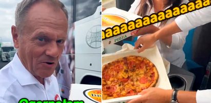 Donald Tusk przyniósł pizzę dla pracujących przy kampanii. Kontrowersje wywołał jeden składnik