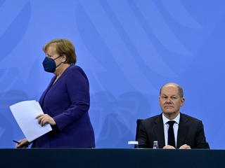 Wygłoszone w trakcie specjalnego posiedzenia Bundestagu w niedzielę 27 lutego słowa kanclerza Olafa Scholza o nowej erze w polityce Niemiec są ostatecznym zerwaniem z polityką prowadzoną przez ostatnich szesnaście lat przez Angelę Merkel