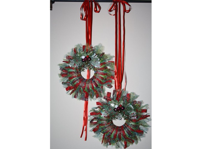 Wianki 'bliźniaki' ze szmatek na wstążkach w świątecznych kolorach: zielonym i czerwonym. Autorka: Marta Jarosińska-Mańka