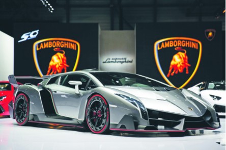 LaFerrari i Lamborghini Veneno: próżność. Włosi chronią te auta bardziej niż freski w Kaplicy Sykstyńskiej oraz dzieła Leonarda da Vinci w mediolańskim Muzeum Technologii i Nauki. Gwarantuję, że lepiej je poznacie, siedząc w domu przed komputerem. Ja dopiero w ten sposób dowiedziałem się, że LaFerrari powstanie w zaledwie 499 egzemplarzach i będzie się rozpędzało do 300 km/h w 15 sekund. Oraz że Veneno wyceniane jest na 3 mln euro. Poza tym możecie wierzyć mi na słowo – na żywo lamborghini wygląda okropnie. Szczególnie w środku.