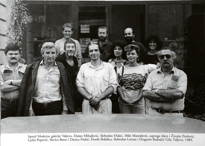 Ispred Moderne galerije Valjevo: Dušan Mihajlović, Slobodan Đukić, Miki Manojlović sa suprugom Iskrom i Živojin Pavlović; Ljuba Popović, Slavica Batos i Danica Đukić; Đorđe Bukilica, Slobodan Leman i Dragutin Radojčić Gile