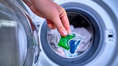 Te kapsułki do prania są chwalone. Takiej siły się nie spodziewałem, usuwają nawet mocne zabrudzenia