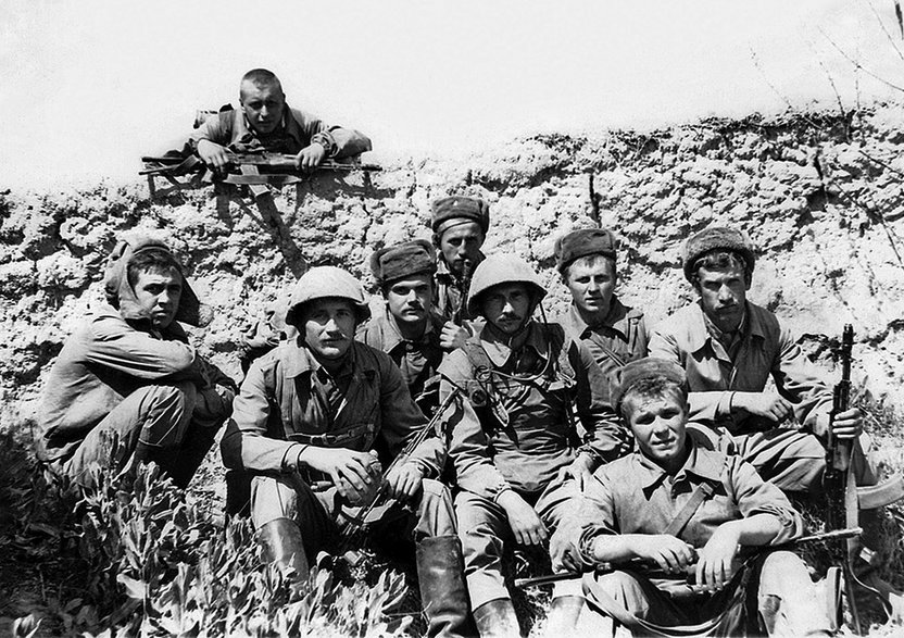 Afganistan, 1980–81. Zigmas Stankus (drugi od prawej z tyłu) z towarzyszami broni.