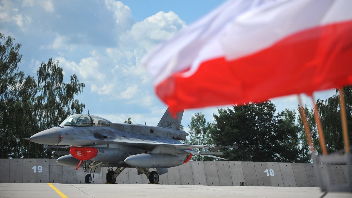 Będziemy wspierali naszych sojuszników tam, gdzie pokojowi i bezbronnej ludności zagrażają terroryści – powiedział dzisiaj szef MON Antoni Macierewicz, żegnając lotników, którzy będą realizować zadania rozpoznawcze na potrzeby działań przeciwko tzw. Państwu Islamskiemu.