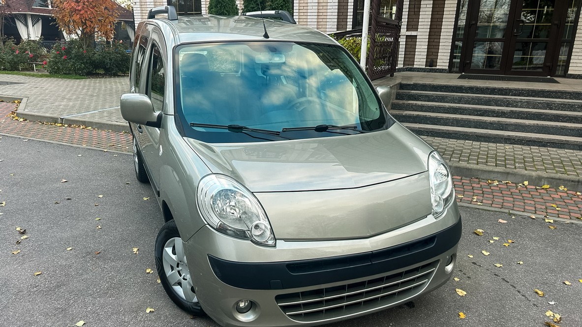 Opravené auto po nehode – vizuálne bez chyby, no skryté poškodenia môžu zostať. 