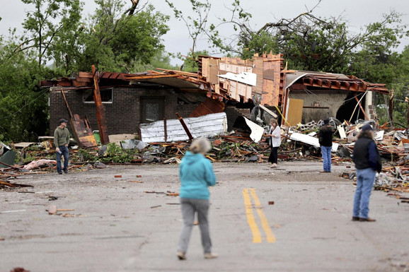 BROJ POGINULIH RASTE Crbi bilans stravičnog tornada koji je paralisao Ameriku: Najmanje četiri osobe poginule, uništeno na desetina kuća