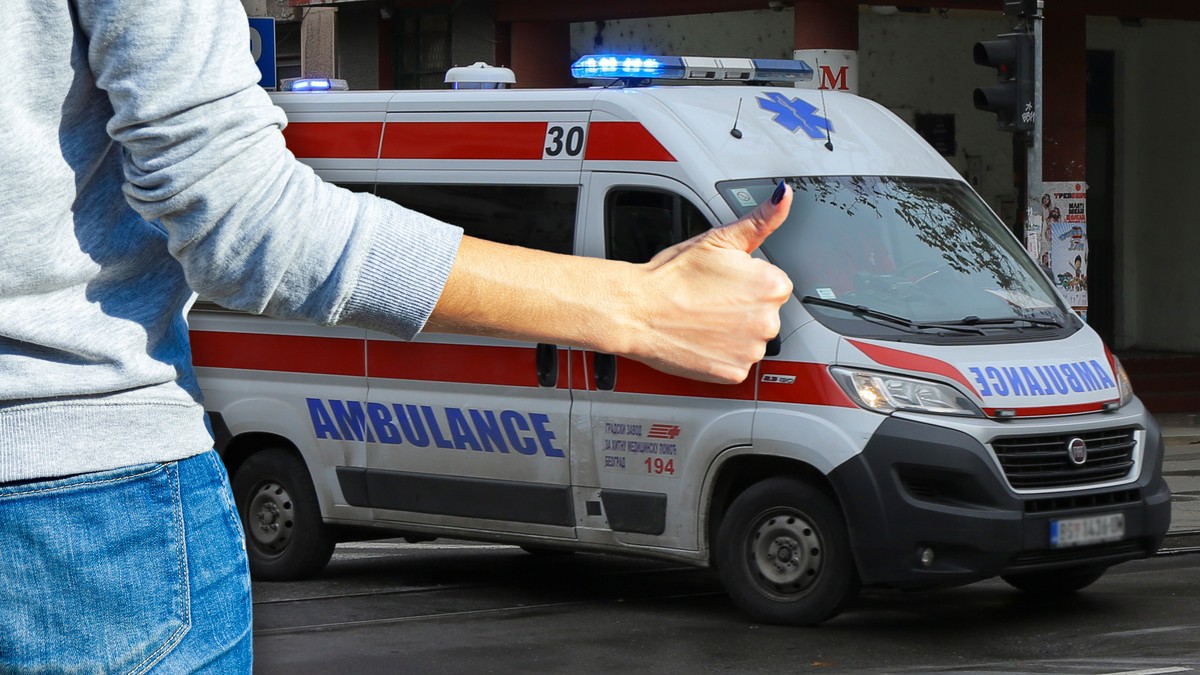 žena stopira i kola hitne pomoći