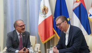  Aleksandar Vučić i ambasador Feliks Korona