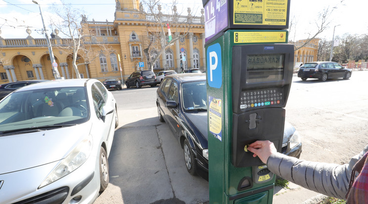 A Zuglóban kialakított parkolási rendszer sokmilliós veszteséget „termel” /Fotó: Varga Imre