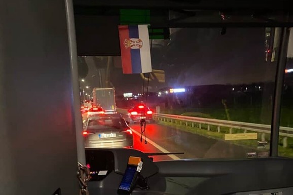 LANČANI SUDAR KOD ZMAJA Stvara se ogromna gužva u smeru ka Beogradu, haos na licu mesta   (FOTO)