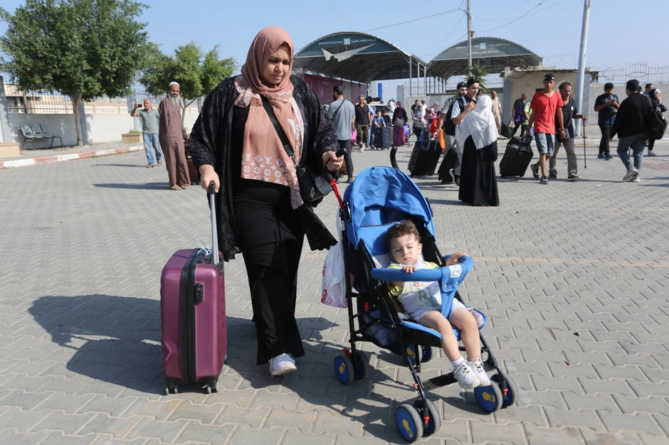 Palestinci prelaze na egipatsku stranu na prelazu Rafa sa Gazom 1. novembra