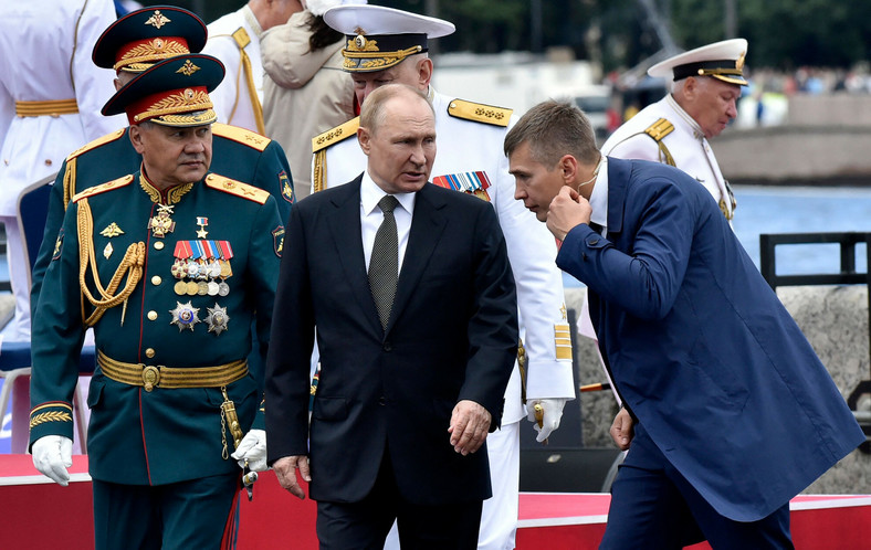 Prezydent Rosji Władimir Putin w towarzystwie ministra obrony Siergieja Szojgu uczestniczący w paradzie morskiej z okazji Dnia Marynarki Wojennej Rosji w Petersburgu, 31 lipca 2022 r. 