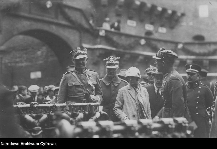 Gen. Stanisław Szeptycki (1 z lewej) i gen. Mieczysław Kuliński (2 z lewej) zwiedzają wystawę lotniczą w Barbakanie. 