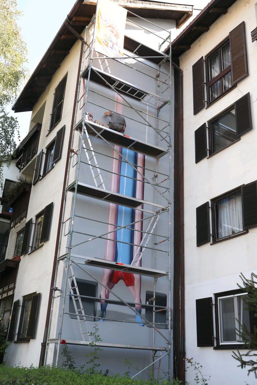 Dizač tegova čiji se torzo izdužio dok se još priprema da podigne teg