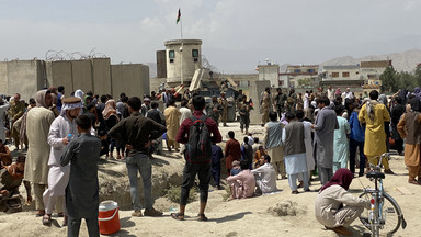 Potworne sceny na lotnisku w Kabulu. Ambasador Łukasiewicz: Afgańscy współpracownicy czekają na pomoc. Mówią o strasznych warunkach