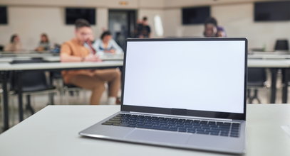 Laptopy dla uczniów i bony dla nauczycieli. Podjęto decyzję. Ważna informacja dla rodziców