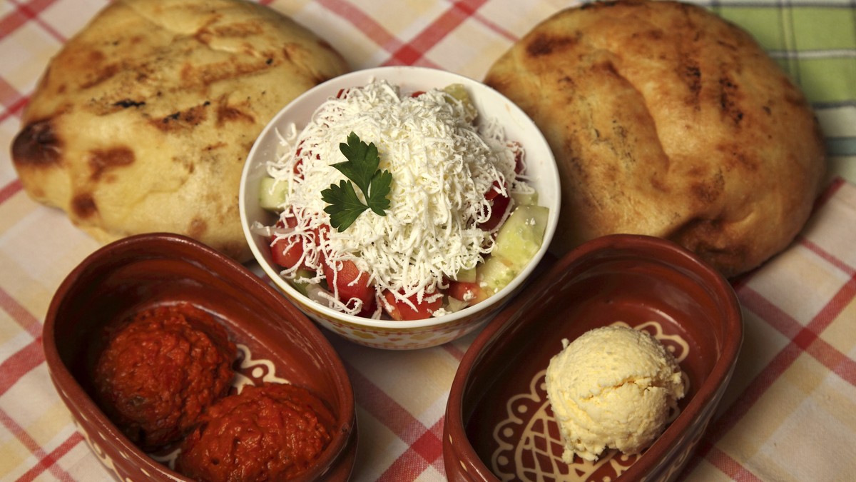 Kafanski recept za šopsku salatu: Trikovi kuvara iz Niša zbog kojih je salata savršena