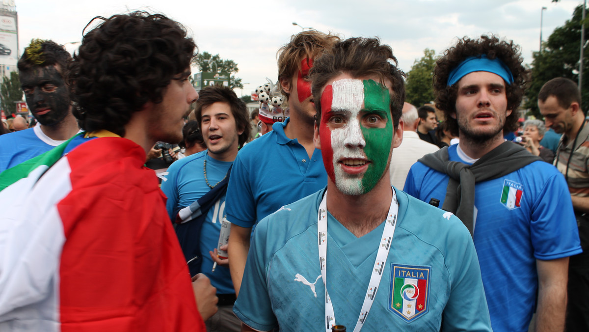 "Italia! Italia!" - rozbrzmiewało przez całą czwartkową noc w Warszawie. Włosi hucznie świętowali pokonanie w półfinałowym meczu reprezentacji Niemców. Tysiące fanów futbolu z różnych krajów bawiło się na Stadionie Narodowym, w Strefie Kibica i na ulicach stolicy.