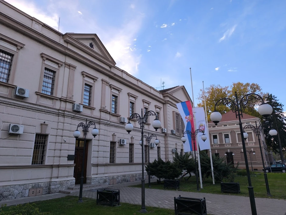 Juče je bio dan žalosti u Sremskoj Mitrovici zbog pogibije radnika, zbog čega su zastave ispred upravne zgrade KPZ-a bile spuštene na pola koplja