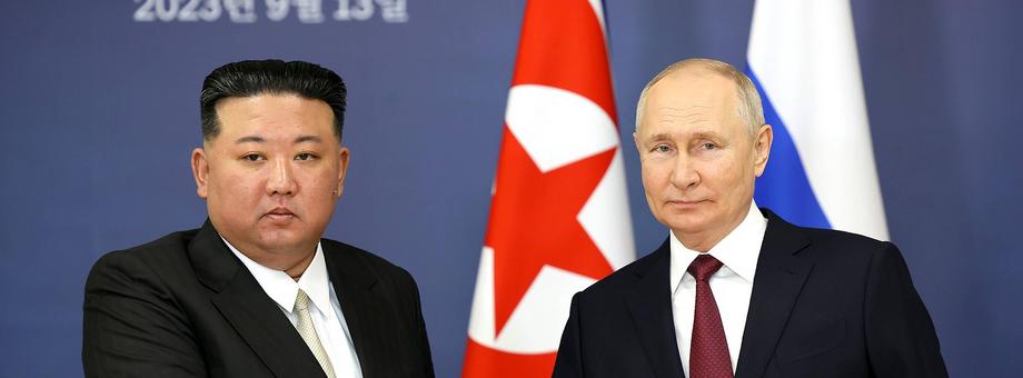 Przywódca Korei Północnej Kim Dzong Un podczas spotkał się z prezydentem Rosji Władimirem Putinem podczas szczytu Rosja-Korea Północna 13 września 2023 r. na kosmodromie Wostocznyj w regionie Amur w Rosji. Rozmowy między dwoma przywódcami miały doprowadzić do porozumienia w sprawie broni. Przywódca Korei Północnej Kim Dzong Un zaoferował Putinowi „niezachwiane wsparcie” swojego kraju dla „świętej walki” Rosji. Kim powiedział, że Korea Północna „zawsze będzie stać po stronie Moskwy” w „walce z imperializmem”