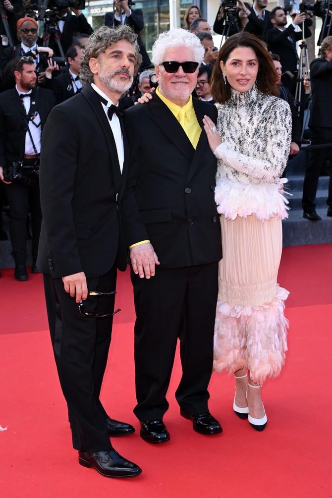 Pedro Almodovar sa ekipom svog filma u Kanu 