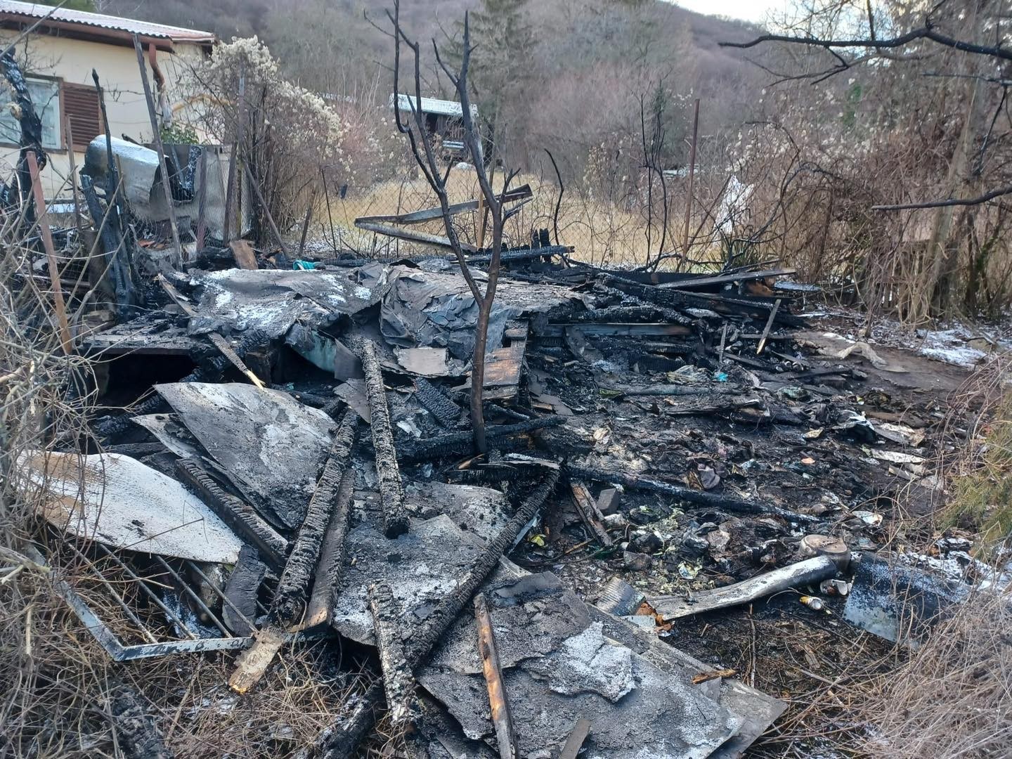 Požiar chatky v Devínskej Novej Vsi. 