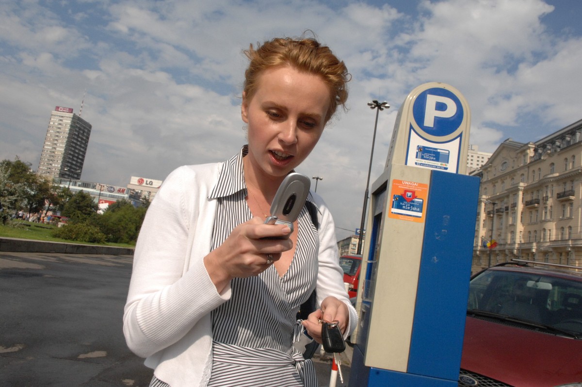 Nałożenie obowiązku umieszczenia biletu za przednią szybą samochodu w strefie płatnej nie narusza prawa