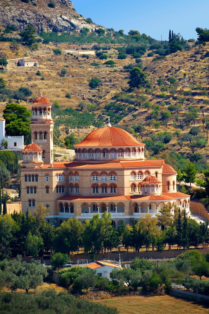 Manastir Svetog Nektarija Eginskog u kom je službovao arhimandrit, starac Nektarije Vitalis