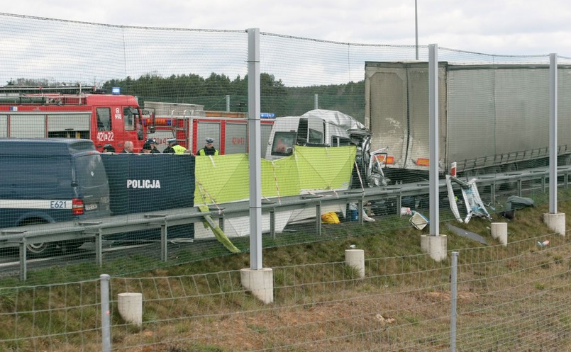 Tragedia wydarzyła się na 167 km S3, na odcinku między Sulechowem a Świebodzinem. Z wstępnych ustaleń policji wynika, że kierowca busa najechał na naczepę tira stojącego na pasie awaryjnym.