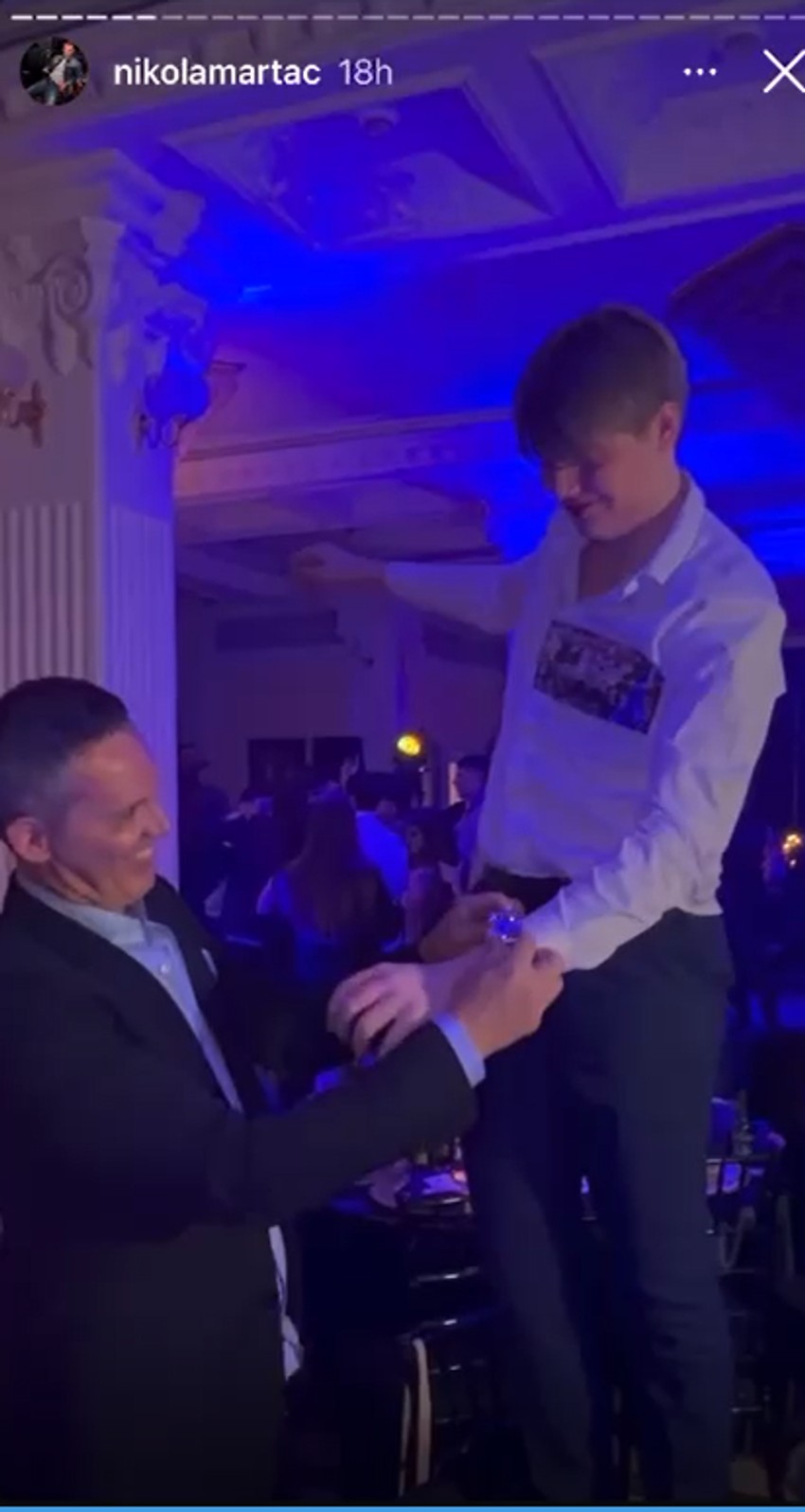 Nikola Martać poklanja sinu roleks