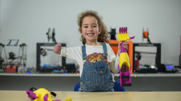 Megható: 3D nyomtatással készítettek új műkezet a kar nélküli 6 éves kislánynak – fotók