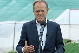 Donald Tusk podczas konferencji prasowej we wsi Korczyna. 25.04.2022 r.