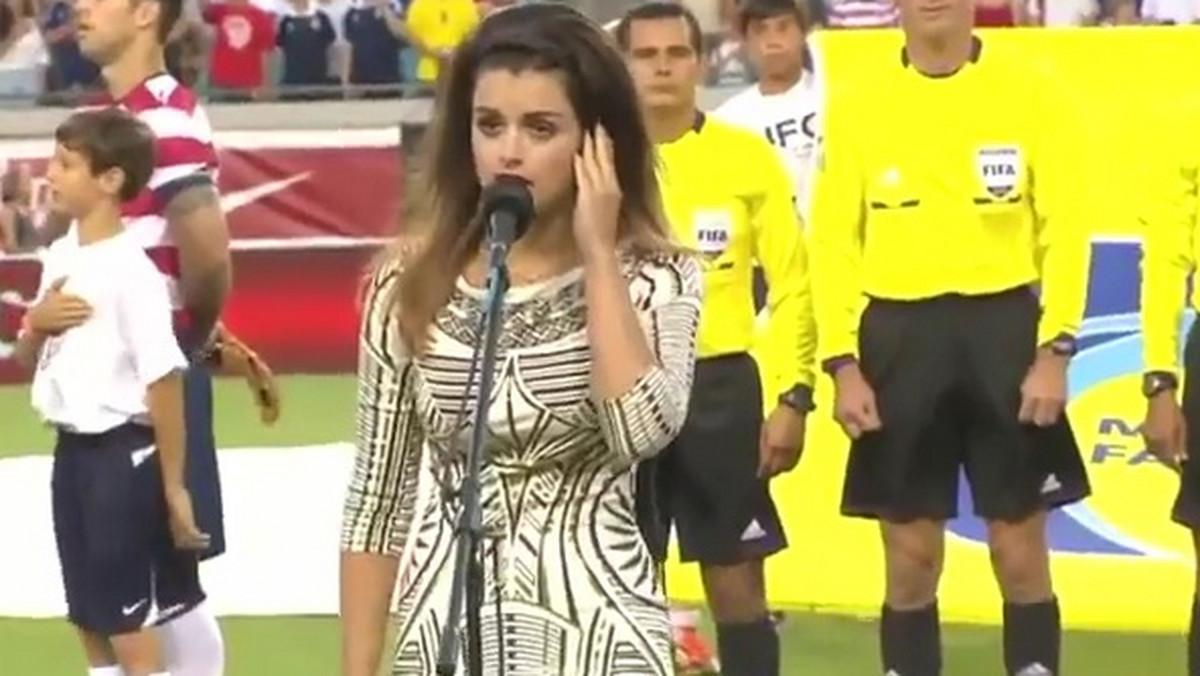Podczas ostatniego meczu pomiędzy Stanami Zjednoczonymi a Szkocją doszło do niecodziennego zdarzenia. Piosenkarka, Victoria Zarlenga, strasznie fałszowała śpiewając amerykański hymn narodowy. Teraz media porównują Zarlengę do nieszczęsnego występu Edyty Górniak przed meczem z Koreą Południową podczas mundialu.