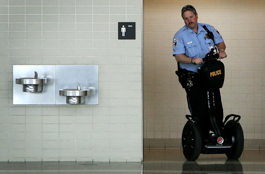 W 2003 r. Segway był już używany w sposób, w jaki dobrze się nam kojarzy: na parkingach i lotniskach.