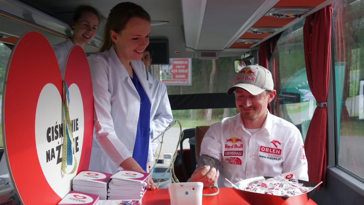 Nie było się czego bać. Te krokodylki nie gryzą. Adam Małysz pomagał w pracy inspektorom Inspekcji Transportu Drogowego (potocznie zwanym krokodylkami), którzy od trzech lat wspierają kampanię społeczną "Ciśnienie na Życie". Na punkcie kontrolnym pod Warszawą zachęcał kierowców do skontrolowania stanu swojego zdrowia i prowadzenia zdrowego trybu życia. Dał też dobry przykład i zmierzył sobie ciśnienie krwi oraz sprawdził wiek swojego serca. I tu zaskoczenie...wiek jego serca był o 3 lata wyższy od metrykalnego.