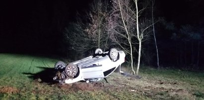 Pijany ojciec wiózł 12-letniego syna. Auto dachowało