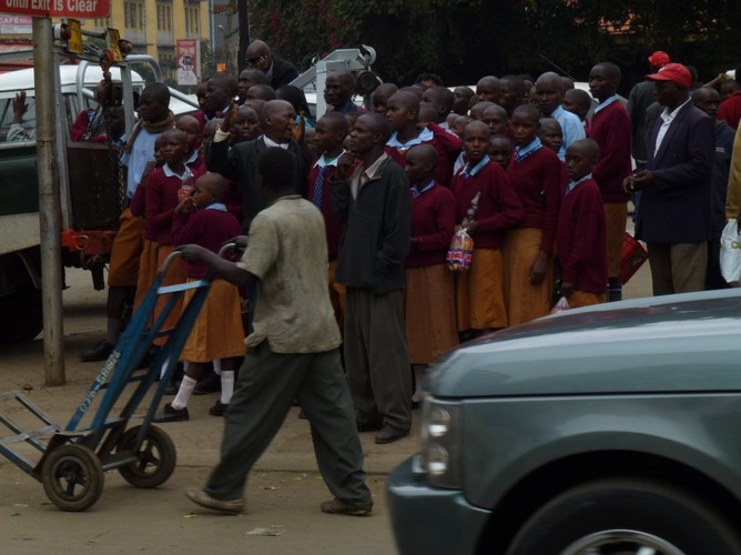 Nairobijcy uczniowie noszą mundurki, dzięki czemu wyróżniają się z tłumu.