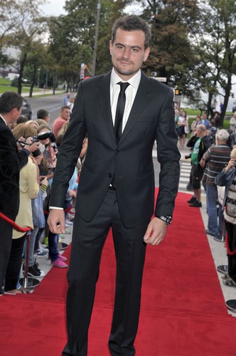 Antoni Pawlicki na czerwonym dywanie przed Teatrem Muzycznym w Gdyni