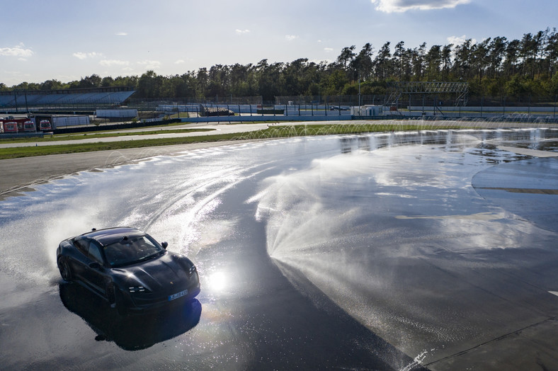 Drifting Porsche Taycan - rekord Guinessa