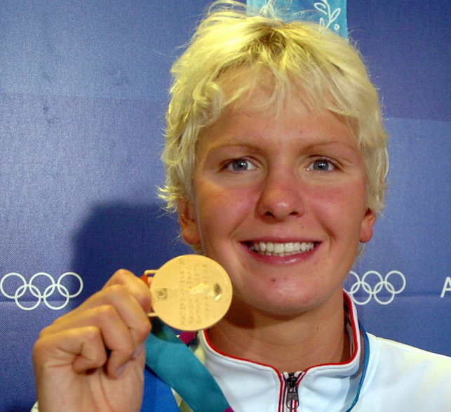 Otylia Jędrzejczak ze złotym medalem igrzysk olimpijskich w Atenach w 2004 r.
