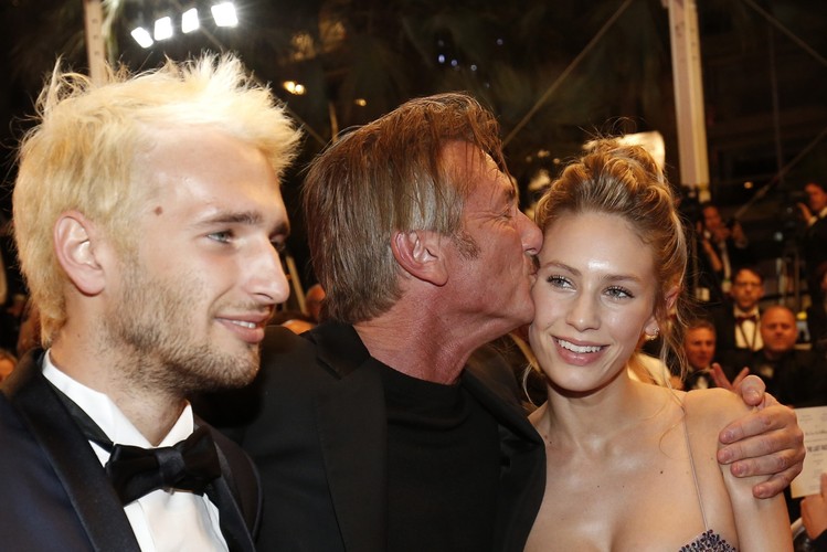 Sean Penn z ukochaną córką Dylan Frances Penn i synem Hopperem Penn na premierze filmu 'The Last Face'