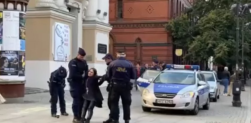 Napisała przed kościołem kredą hasła popierające osoby LGBT. Tak wyglądało zatrzymanie 17-latki! [WIDEO]