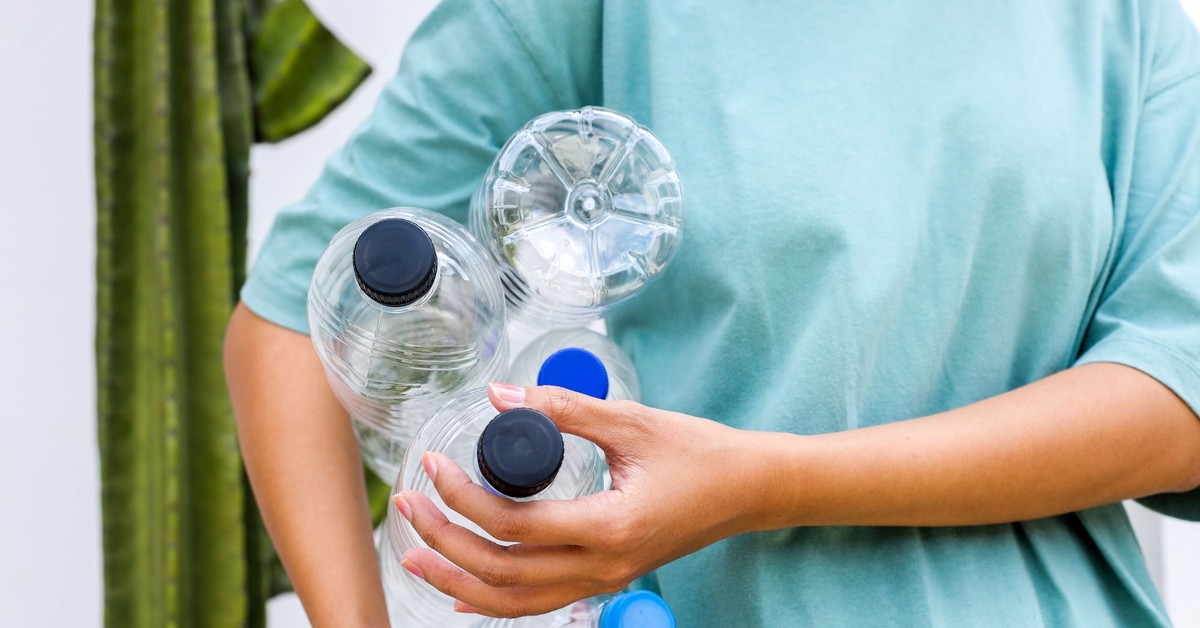 To coraz częstszy widok przy butelkomatach. Zwrot butelek sposobem na zarobek?