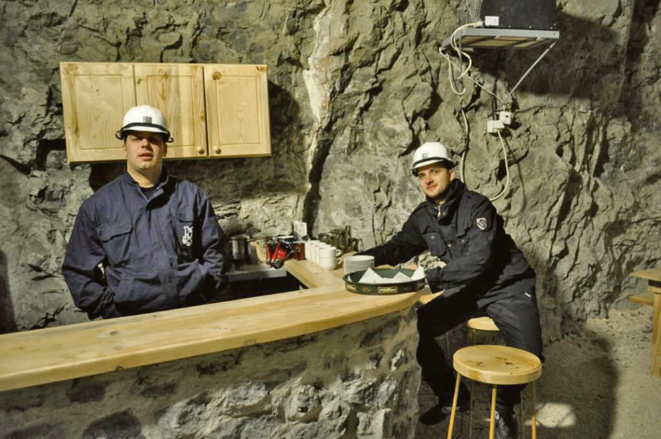 Rudarski šlem je obavezna oprema barmena