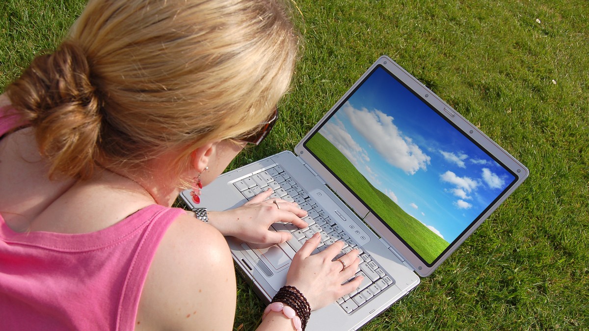 Samorząd województwa kujawsko-pomorskiego przekazuje laptopy dla dwóch tysięcy niezamożnych rodzin i niepełnosprawnych, zagrożonych wykluczeniem cyfrowym. Obdarowani będą mogli przez siedem lat bezpłatnie korzystać z internetu.