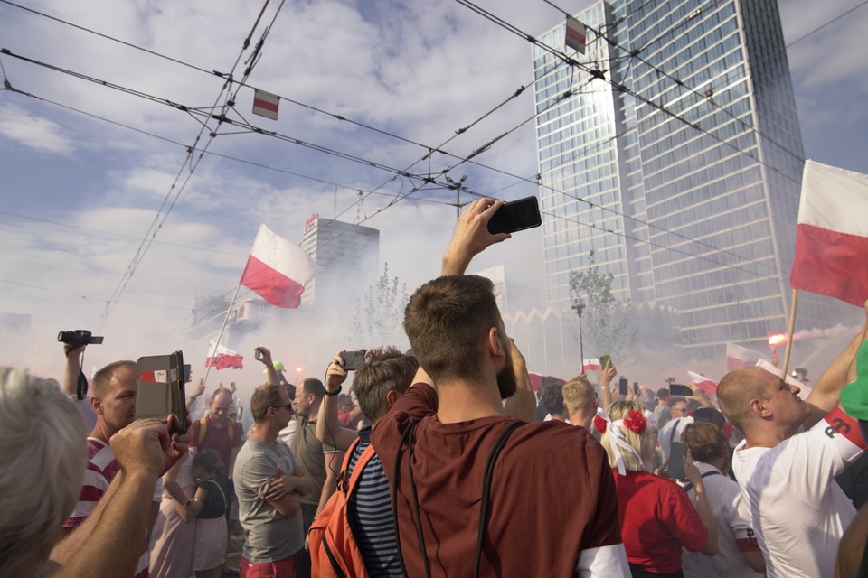 Tłum na rondzie Dmowskiego