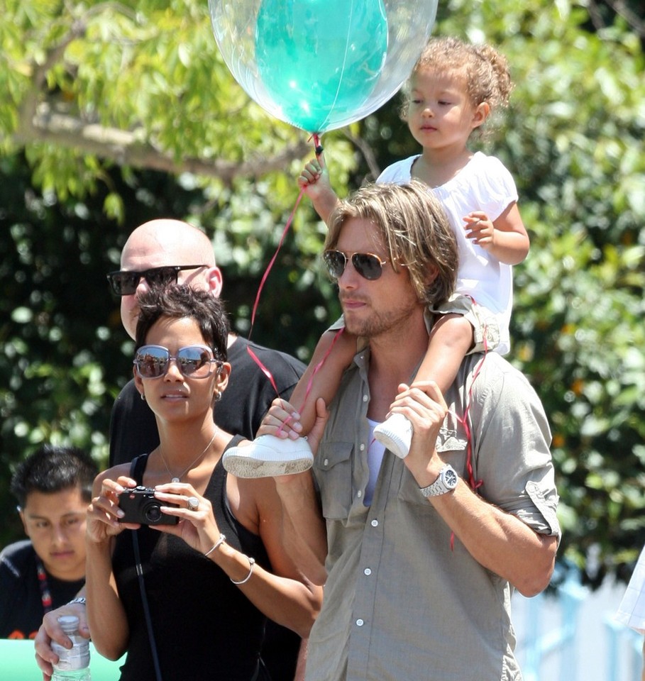 Halle Berry i Gabriel Aubry z córką Nahlą (2 l.) w Disneylandzie w Kalifornii